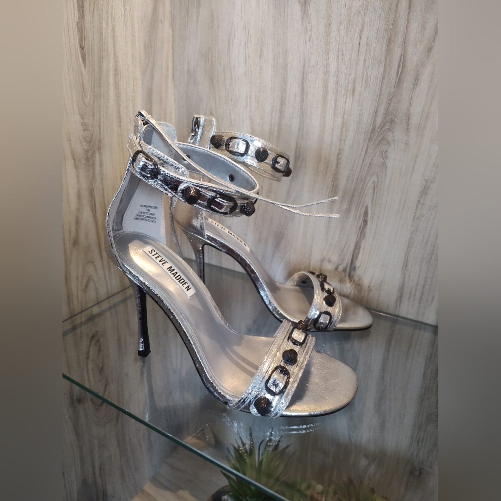 Steve Madden precious silver SZ 7.5 new in box, heels 4.25"